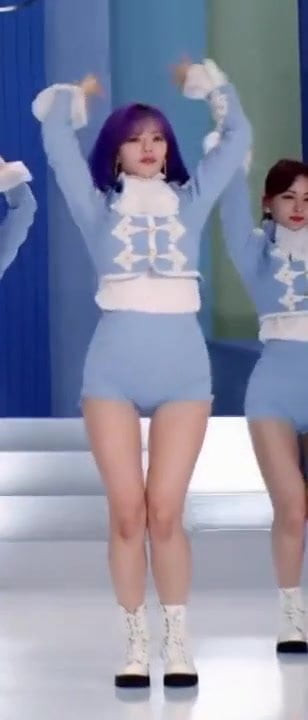 Jeongyeon está listo para su semen ahora, chicos