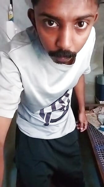 校长 Shithin Fag 在卧室里尿裤子
