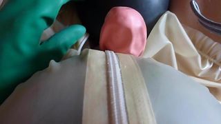 Gummiboy masturbiert im Gummibody mit Ballons