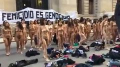 Nagie kobiety protestują w argentyńskiej wersji kolorystycznej