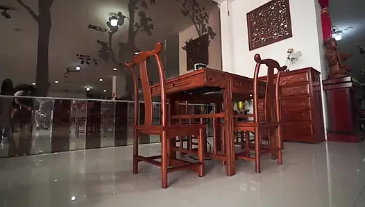 Красивая египетская горячая мачеха застряла в столе, теперь она хочет грубый анал от меня!