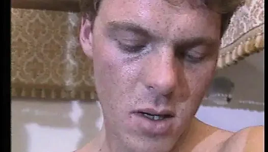 Cewek menggoda dengan stoking renda lagi asik nyepong kontol dengan ganas