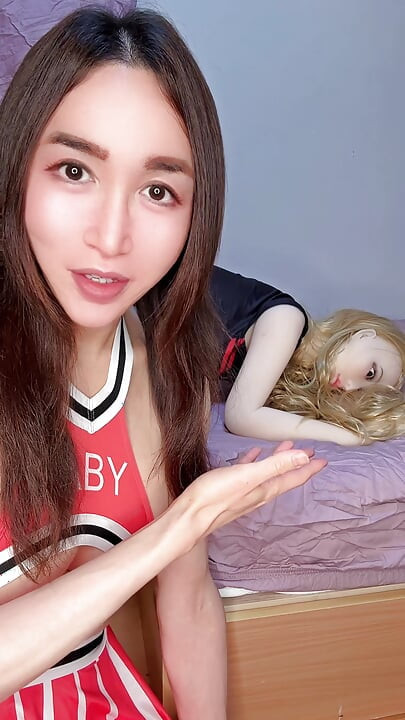 TS чирлидерша Tops Love Doll - стоя раком соблазняет