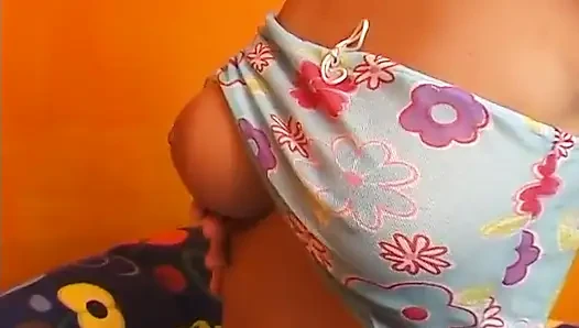 Perfekte blonde süße fingert ihre möse