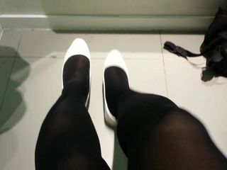 Білі лаковані туфлі з чорними колготками, тизер 7