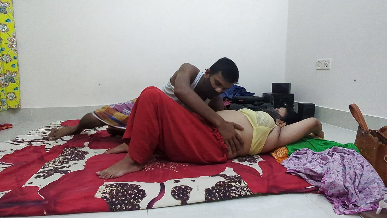 Real desi couple in Singapore)
