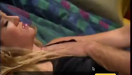 Memek merah muda cewek imut yang cantik dientot sama tiang besar