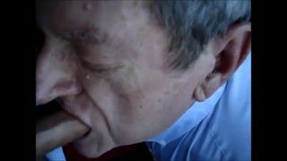 Un grand-père se fait baiser par une grosse bite