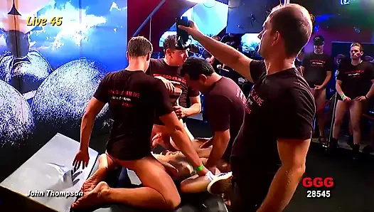 Азиатские очки, шлюха, фистеты, киска и задница, чтобы взорвать фонтаны!