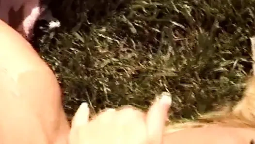 Sarışın evli kadın sert sikiliyor