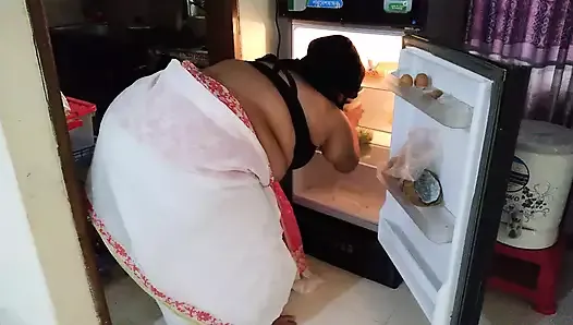 (Fridge ke andar desi hot aunty ki chudai Jabardast) Indian Aunty stuck her head in the fridge and fucked her ass