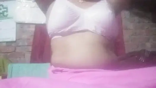 Hintli büyük oğlan azgın orta yaşlı seksi üvey anne üvey oğulları tarafından grup seks yapıyor ve desi seks videosu çekiyorsa ağzına emiyor.