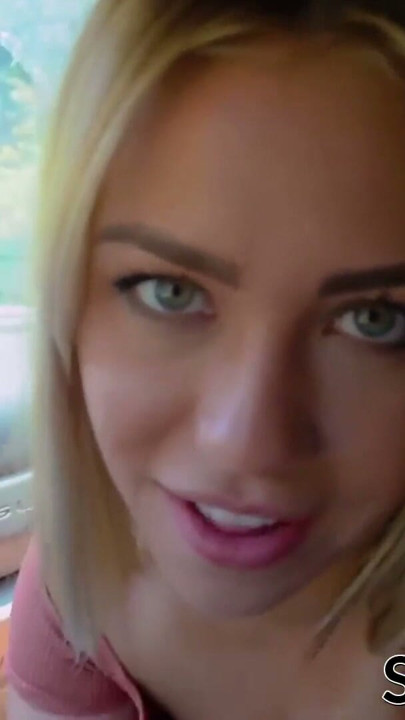 Une fille suce son beau-père après un long trajet en voiture avec lui | Clip 1