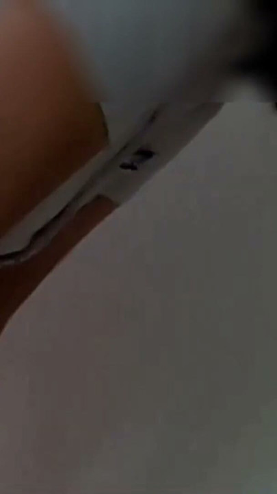 UDA aeromoça milf gostosa é levada com força, enquanto chupa um vibrador, mega carga de porra em sua tanga e saia | Clipe 1