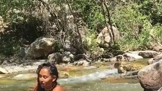 Halakana Natasha nackt im öffentlichen Bad