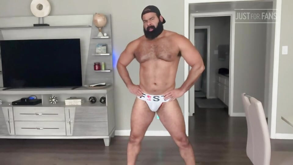 Muscle Bear webcam show in underwear and happy ending
