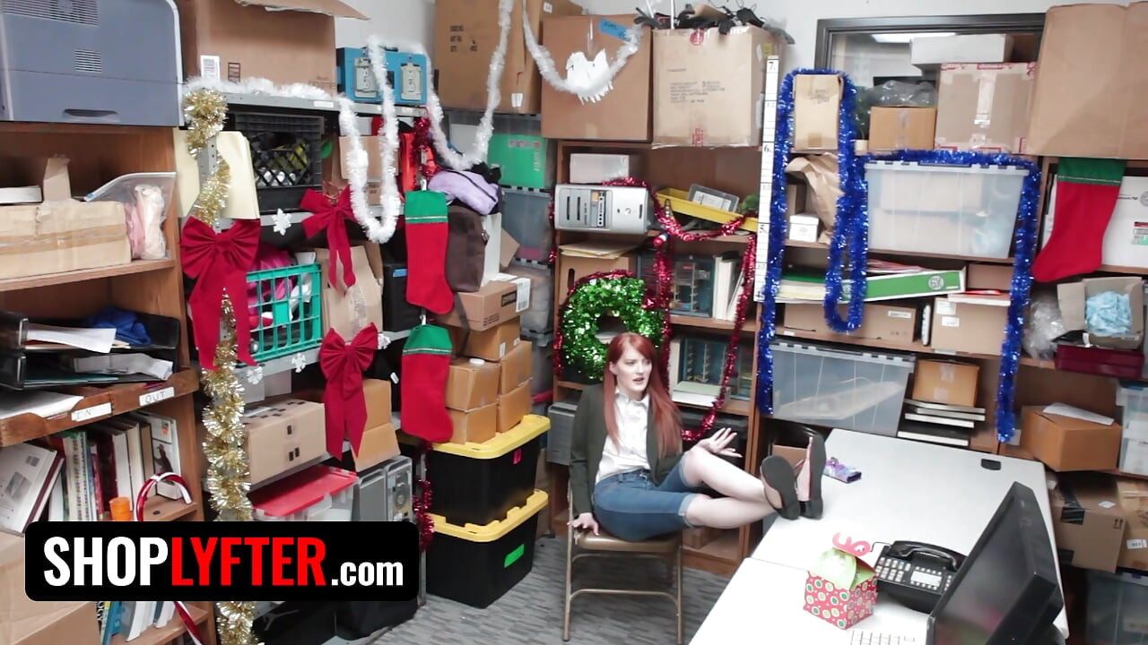 Shoplyfter - strastvena crvenokosa krystal orhideja dobija na kolenima i guta ogroman cumshot