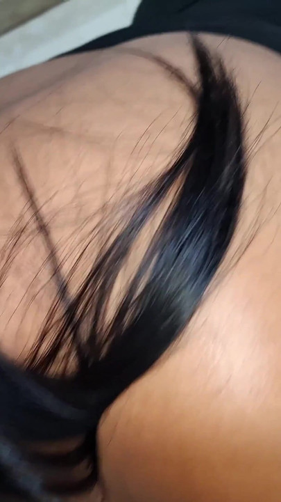 Morena traviesa pidiendo polla en su coño en la cocina - Delicioso creampie