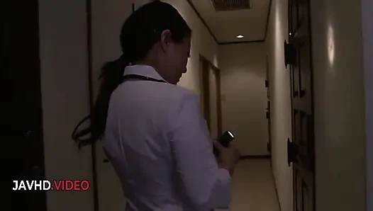 Японская милфа в чулках предлагает страстную дрочку ногами, затем дико трахается до камшота милфа