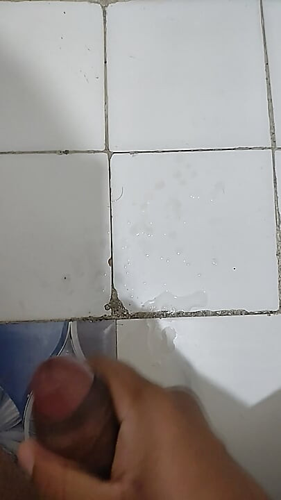 MALE MASTURBATION IN BATHROOM WHILE WATHING PORN