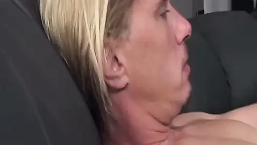 Reife blonde MILF nimmt harten schwanz beim bondagespiel