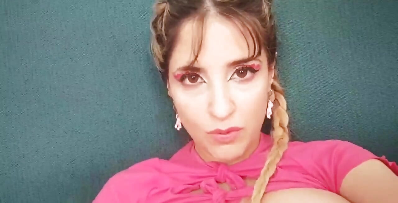 أهلاً حبيبي! أترك لكم مقطع فيديو صنعته في انتظار جاري الذي جاء لزيارتي!