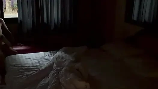 Istri saya suka pamer.