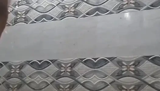 Desi bhabhi bathroom me naha rahi h...