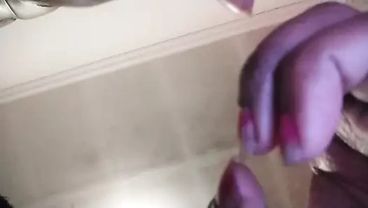 Der versuch, den nagellack auf meinen nägeln zu entfernen, aber scheitert zuerst?