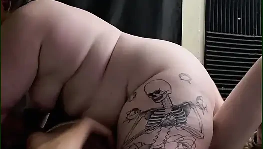 Ibu-ibu semok ini dientot habis-habisan sampai muncrat