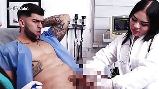 女性Adelete博士检查一名女衣男裸患者勃起性反应和射精
