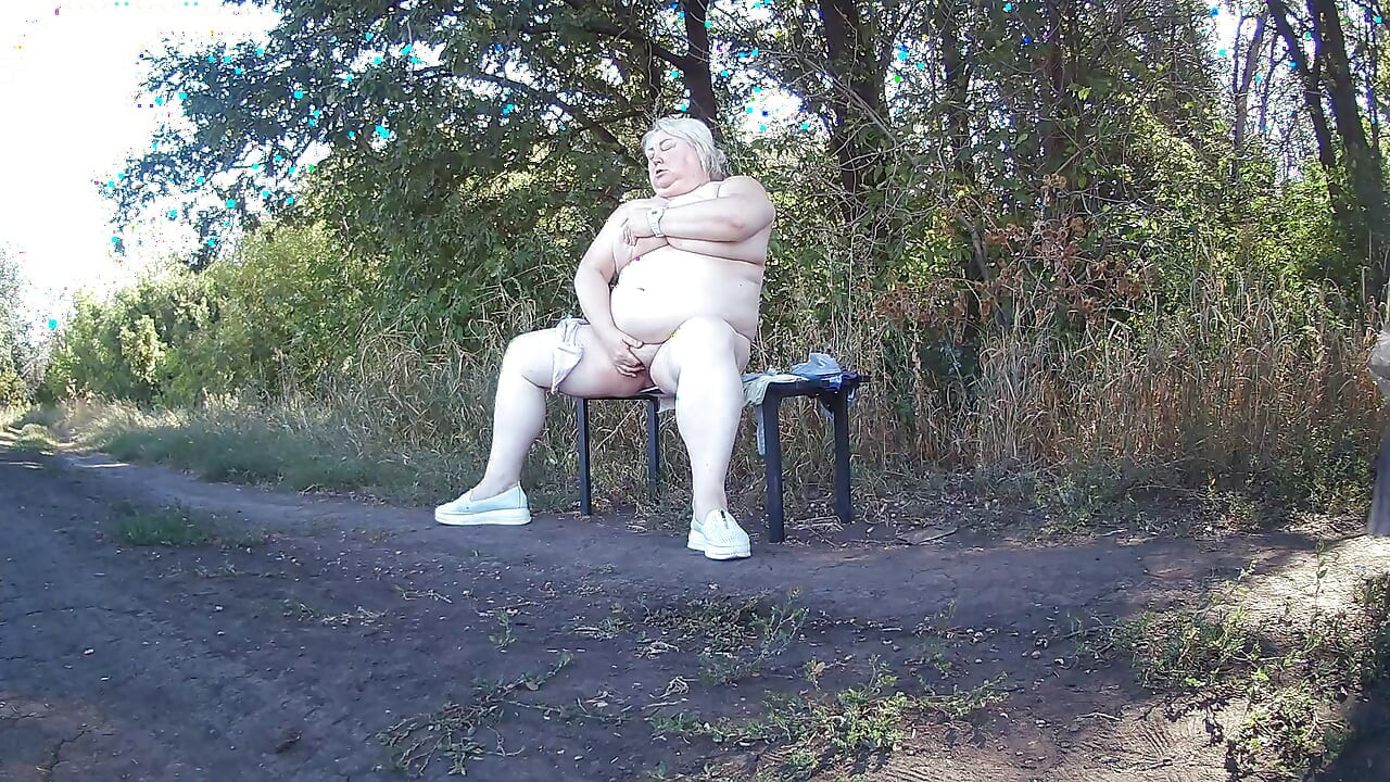 Svekrva u parku se skida i masturbira do orgazma na klupi