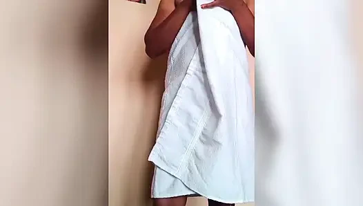 Ammu снимает белое полотенце и показывает огромные сиськи и киску