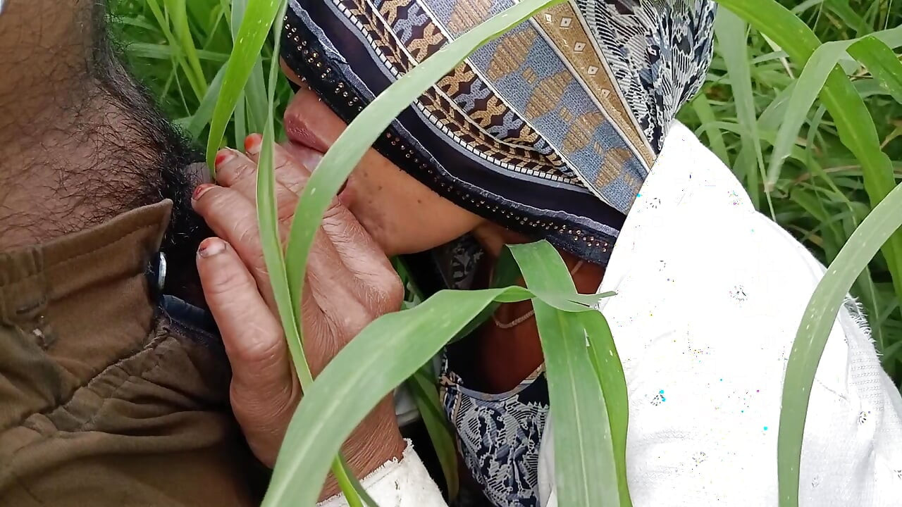In the millet field, my elder sister-in-law sucked the cock and ass Mari opened the field of millet and killed my sister-in-law's ass