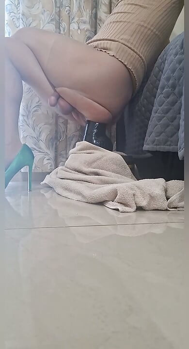 استرخ واستمتع بهذا الديلدو الأسود الضخم الذي ينزلق بداخلي!