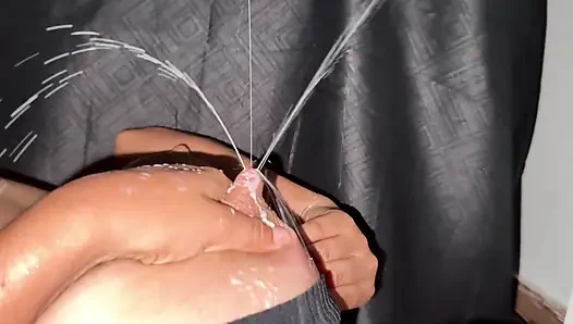 Cewek sange ini muncrat sampai banjir sperma!