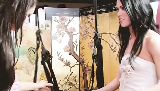 Chicks liebt ficken in der szene, 1_lesbian brünettes paar fickt sich gegenseitig mit ihrem strapon