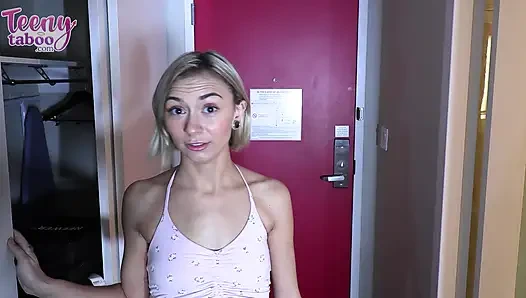 Chloe si murid nakal ini menggunakan memeknya untuk lulus kuliah
