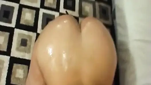 Cewek hot rambut pirang ini lagi asik nyepong kontol sampai tenggorokan sambil menganga lebar
