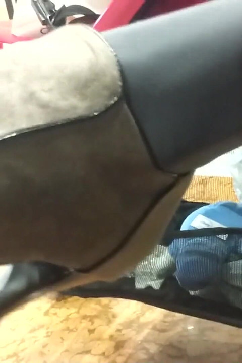 No bar acariciando meu marido com minhas mini botas cinzas