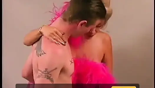 Devote schlampe wird von bisexuellen typen im doggystyle und tiefe kehle hart gefickt