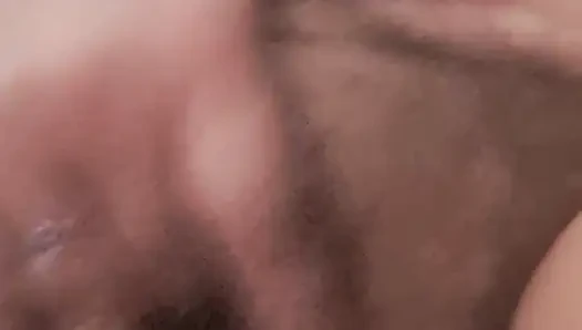 Azgın anne, vücudunu ve amını gösteriyor gerçekten kıllı
