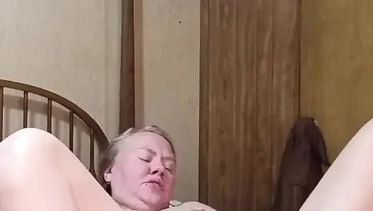 Возбужденная милфа по вызову