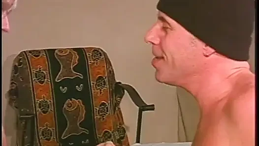 Latina-schlampe mit großem busen in bi lutscht und fickt im bett