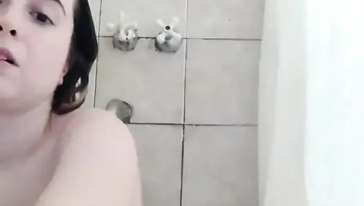 Aku lagi asik mandi bareng muncrat di awal untuk relaksasi