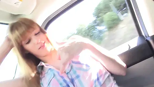 Meine freundin lutscht meinen schwanz im auto und schwanz vor einem harten analfick