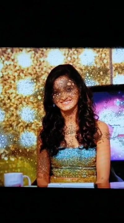 Shakti Mohan cum e cuspe em homenagem