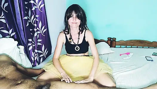 Pelacur sange ini lagi asik dipuasin sama pria antar ras