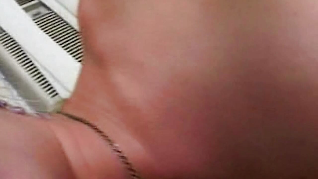 Heiße Handjob-Session auf dem Sofa