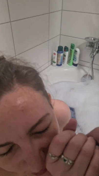 Pule i munnen og ansiktsutløsning i badekaret